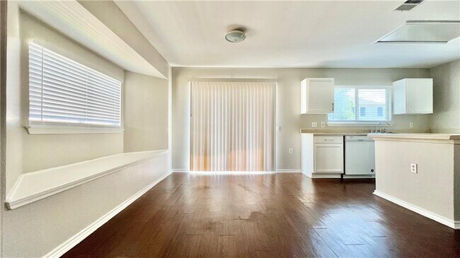 Building Photo - 6617 Piedras Blanco Dr