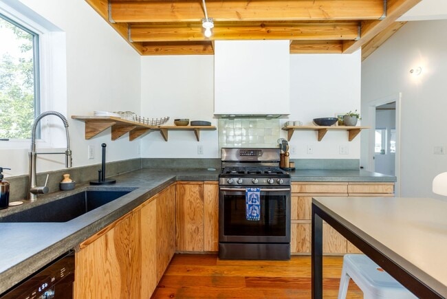 Building Photo - Furnished 2 Bed 2 Bath on Bend's Westside