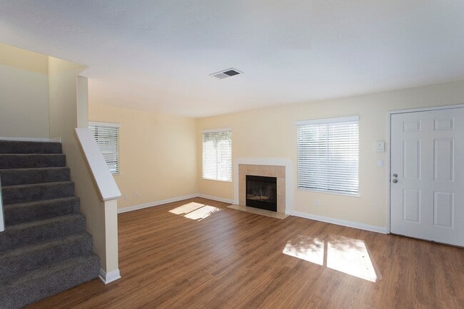 Building Photo - COMING SOON! 3BR Townhouse with Washer/Dry...