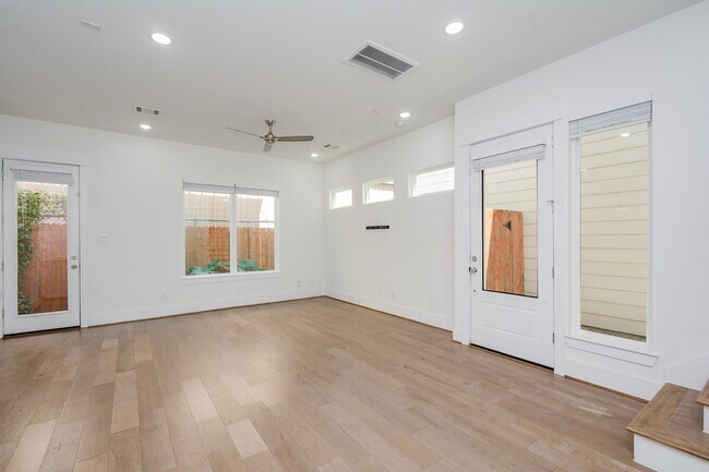 Building Photo - 310 Cyclamen St