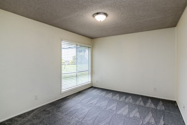 Building Photo - Cozy 2 BED/1 BATH in Exclusive 55+ Senior ...