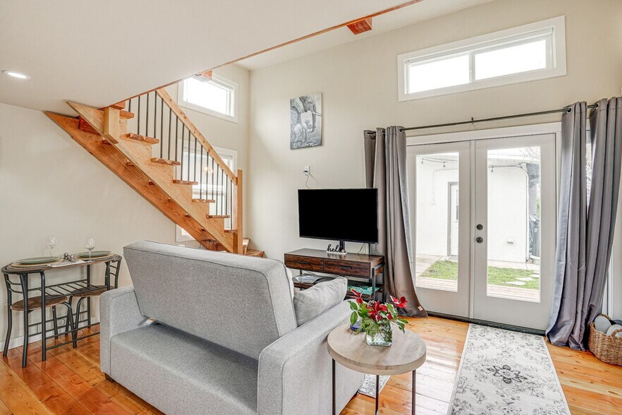 Building Photo - 1142 Temple Dr