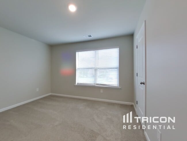 Building Photo - 52 Carriage Hls Dr SE