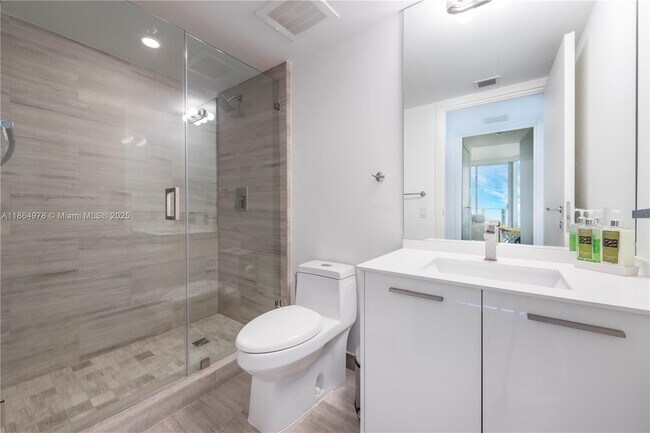 Building Photo - 1300 Brickell Bay Dr