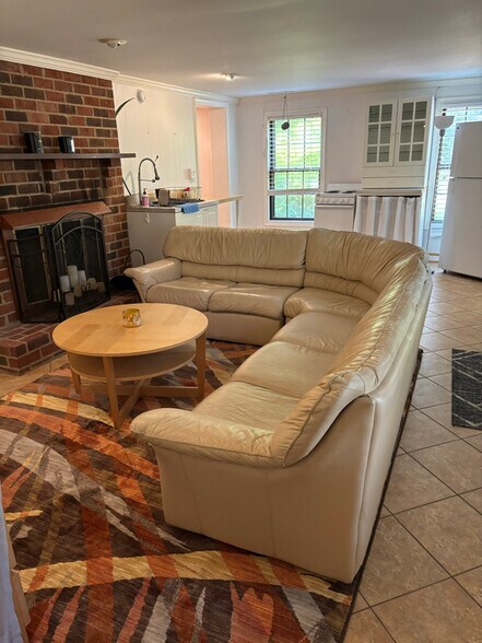 Primary Photo - 13 Oakengate Ln