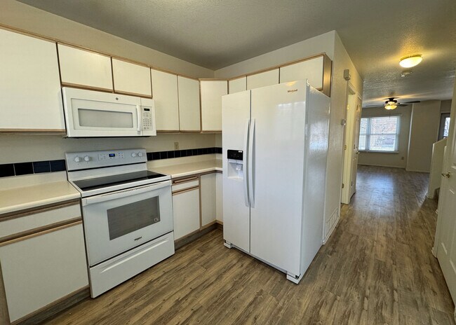 Building Photo - 6913 Yellowpine Dr