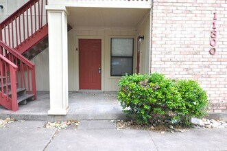 Building Photo - Amazing unit, perfect location!