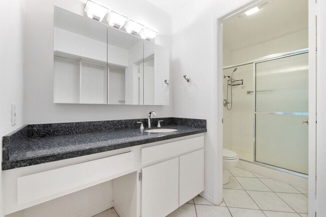 Building Photo - 906 N Doheny Dr