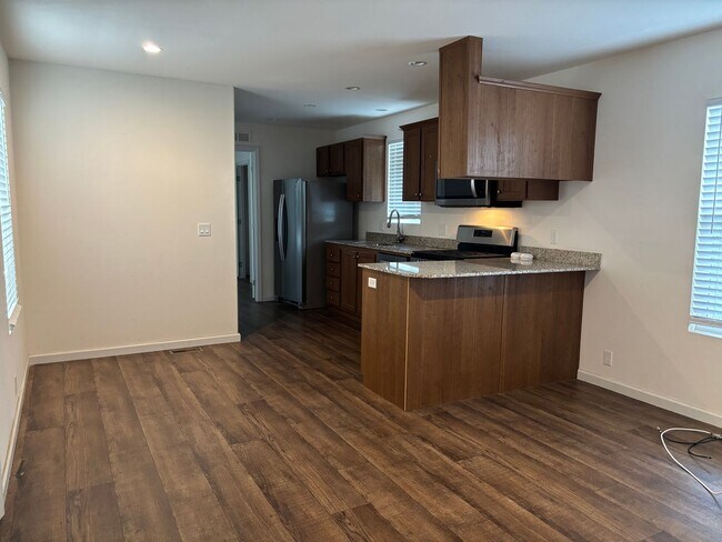 Building Photo - Terrific detached 2/2 Unit with full Priva...