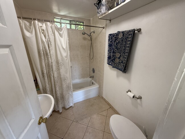 Shower/Tub - 2142 Baxter St