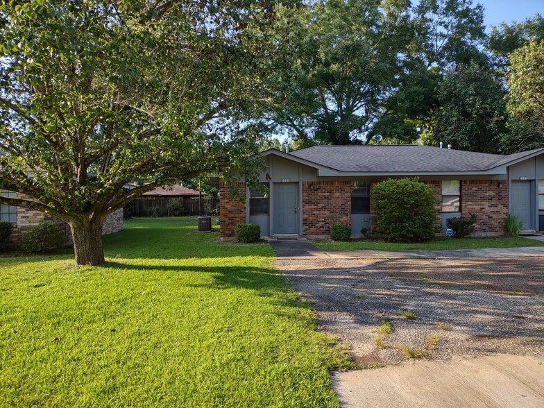Building Photo - 123 Debra Ln