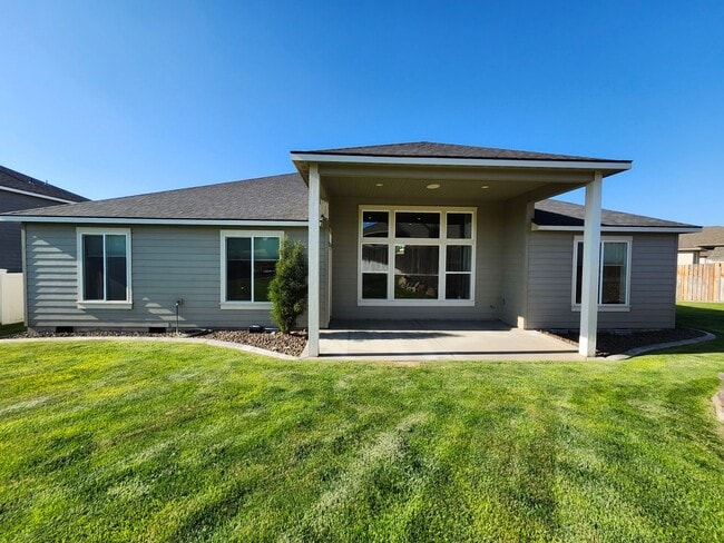 Building Photo - Elegant 4 Bed, 2 Ba Home - MANY Upgrades &...