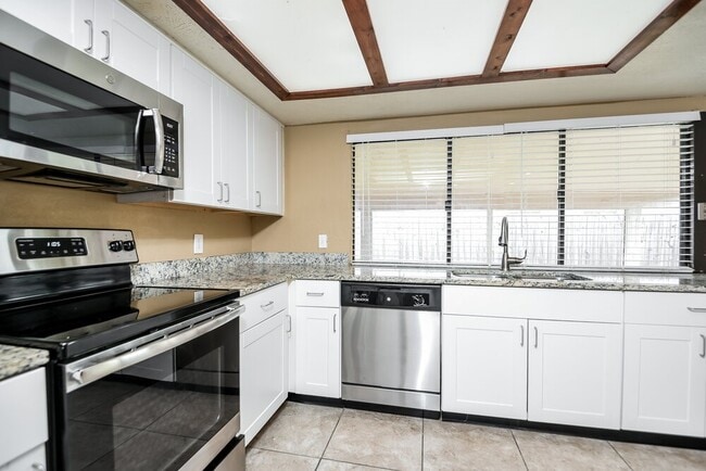 Building Photo - 14606 Leacrest Dr