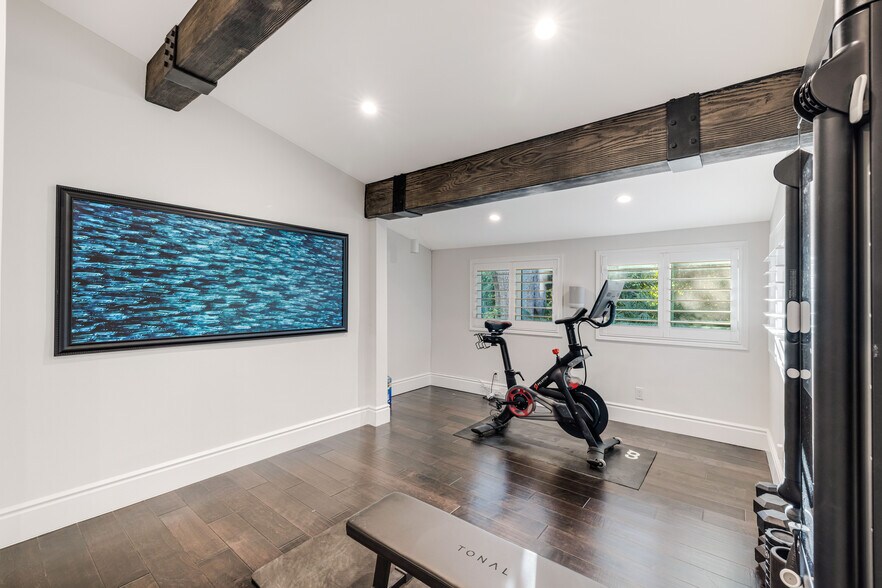 Building Photo - 16725 Oak View Dr
