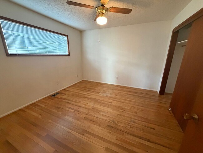Building Photo - Upper unit duplex with views!