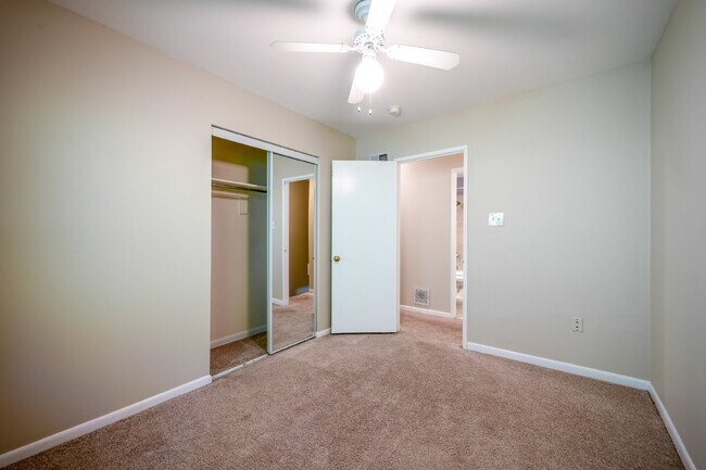 Building Photo - Renovated townhouse backing to trees with loads of privacy!