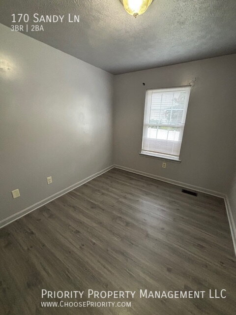 Building Photo - 170 Sandy Ln