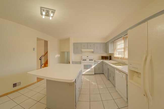 Building Photo - 10001 S Komensky Ave