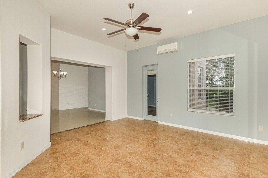 Sun Room / FL Room - 1896 N Ravenwood Pt