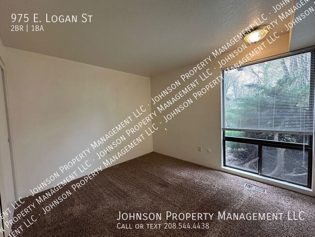 Building Photo - 975 E Logan St