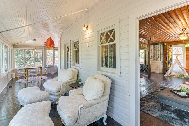 Building Photo - 28548 Park Ave