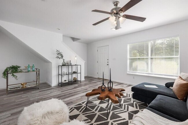 Building Photo - Beautiful 4 bd/2 ba renovated home in Sout...