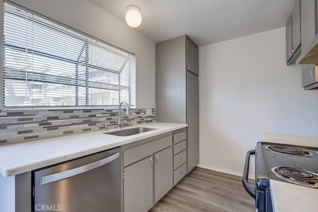 Building Photo - 323 Streamwood-