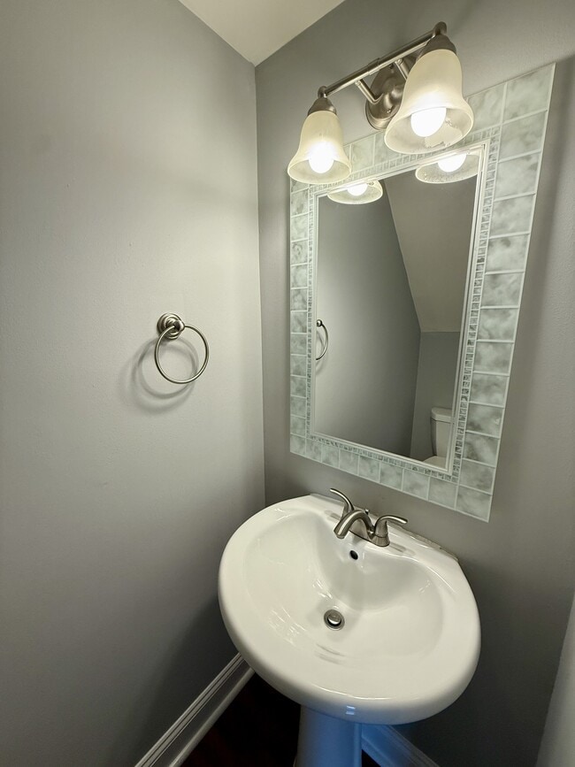 Building Photo - 568 Lancaster Pl