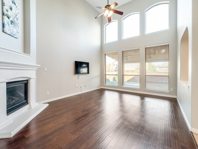 Building Photo - 3250 Woodbine Tr