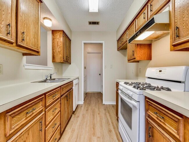 Building Photo - 506 Lakeway Dr