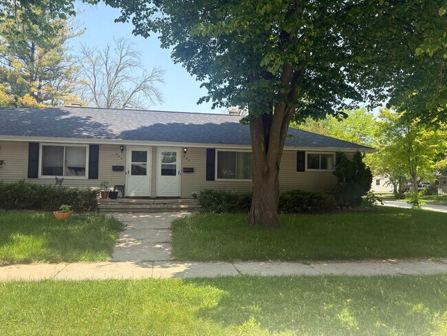 Primary Photo - 608 E Taft Ave