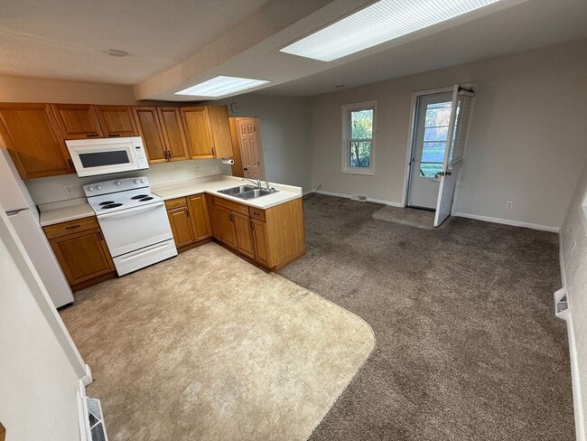 Building Photo - Cloquet MN - 3-bed - 1-bath - 1 - car Sing...