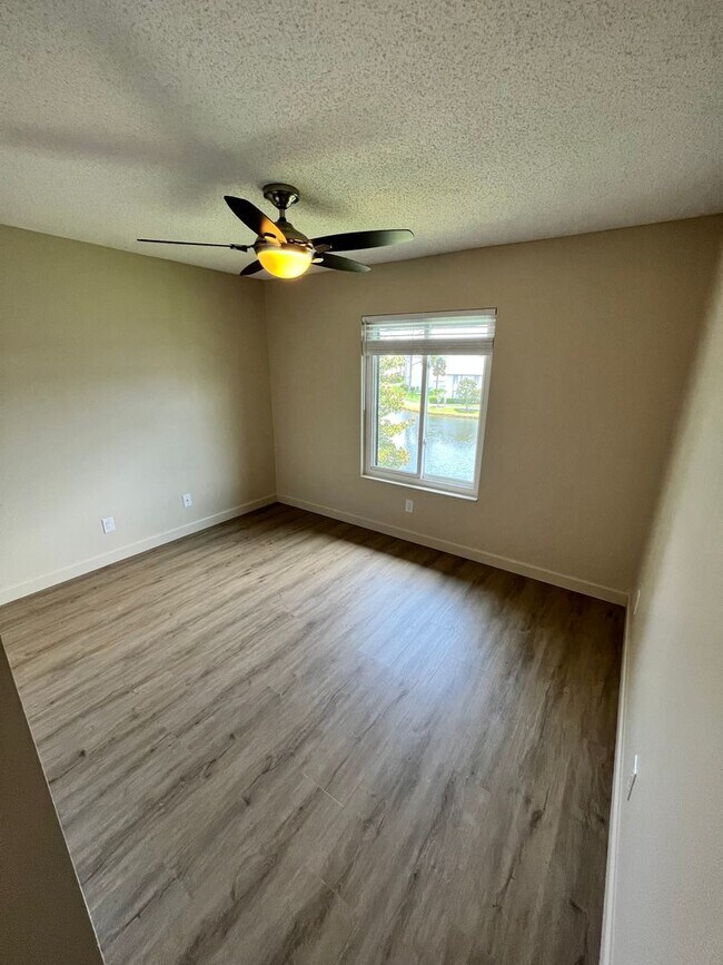 Building Photo - Beautifully Updated 2 Bedroom, 2 Bath Top ...
