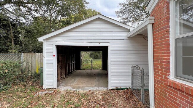 Building Photo - 222 Hunter Ln