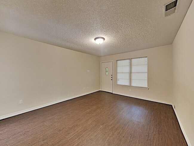 Building Photo - No Application Fee* Plus $250 Off First 2 ...