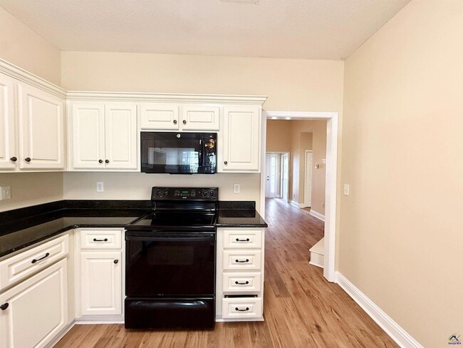 Building Photo - 200 Vining Way