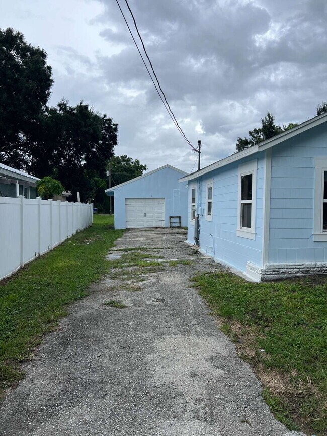 Building Photo - 3BR/1BA Home in Fort Myers with Large Detached Garage 20x25
