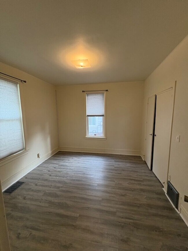 Building Photo - 901 NE Glen Oak Ave