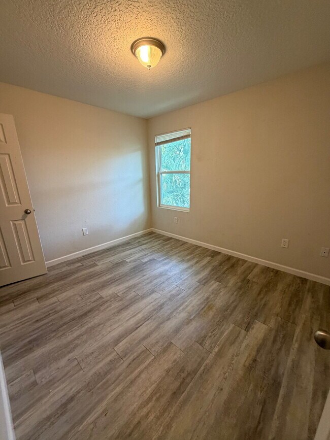 Building Photo - 3 bedroom 2.5 bath home with 1 car garage