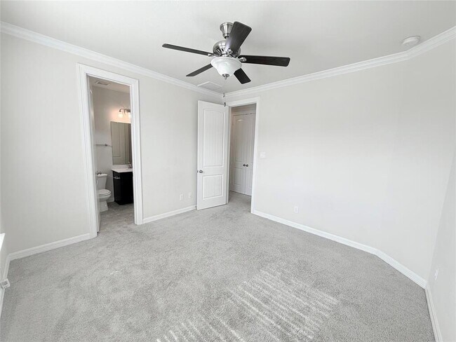 Building Photo - 13216 Green Hills Dr