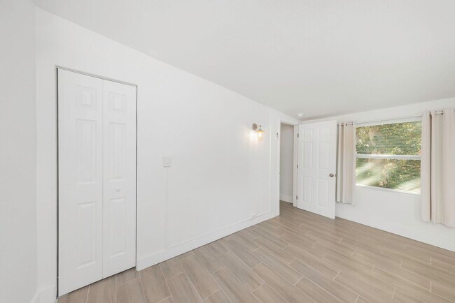 Building Photo - P200 - #7A Holiday Inn