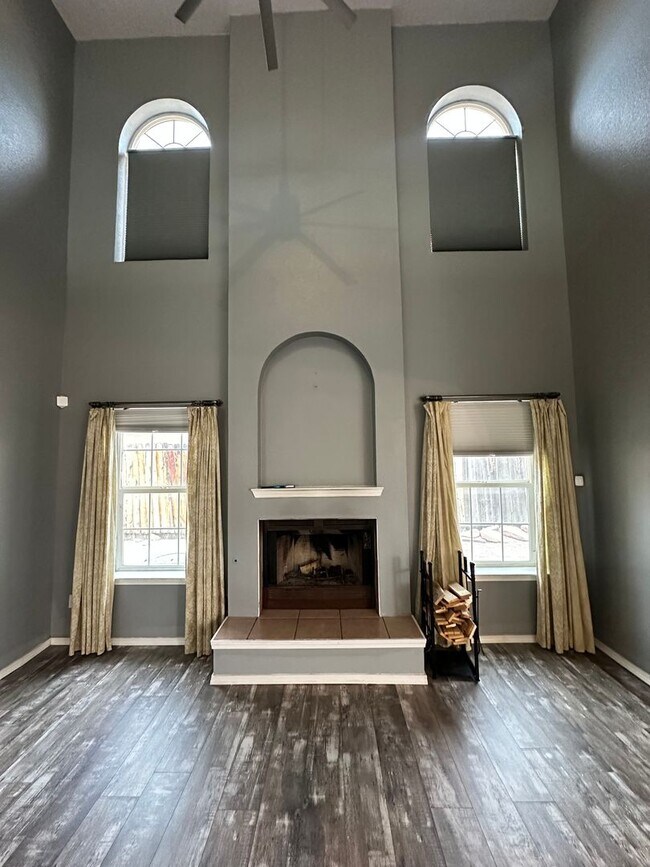 Building Photo - Tons of Character! 3 bed 2.5 bath amazing ...