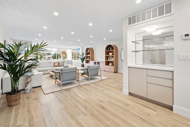 Building Photo - 10001 E Bay Harbor Dr