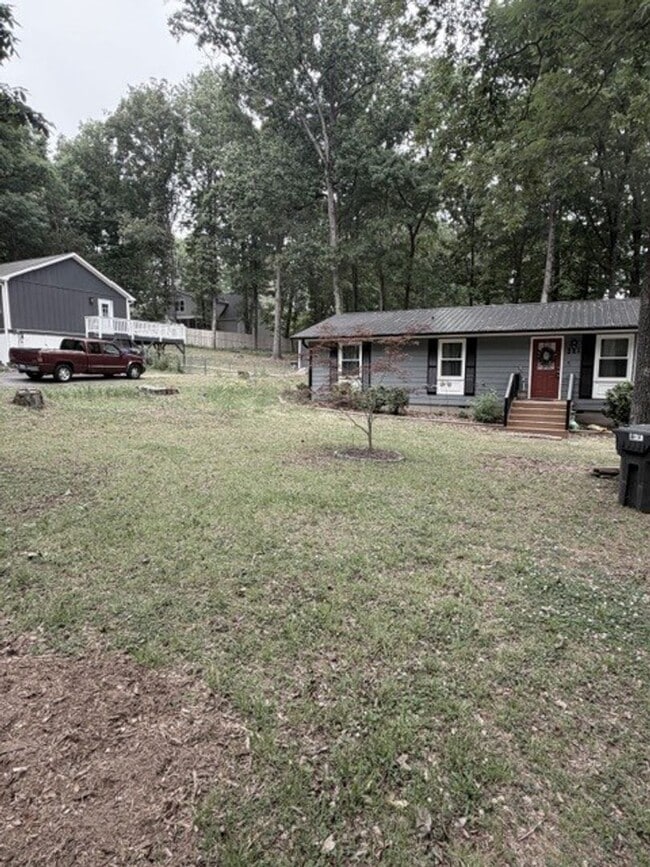 Building Photo - Beautiful furnished well maintain 3 bedrooms, 1.5 Baths
