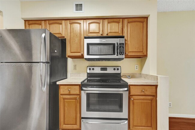 Building Photo - 9833 Westview Dr