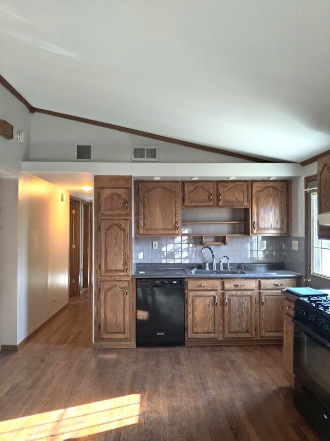 Building Photo - 220 E Pleasant St