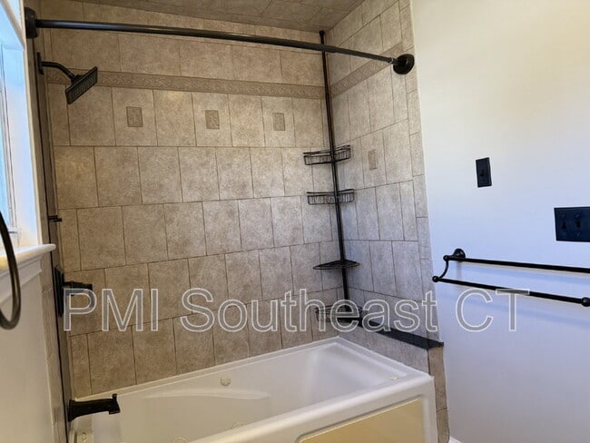 Building Photo - 86 School St