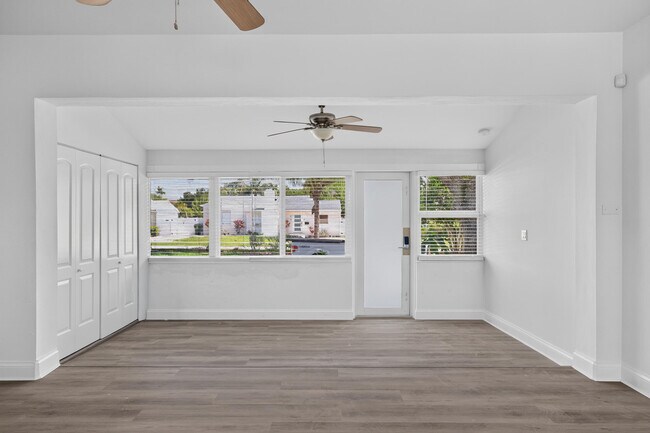Building Photo - 423 SW 11th Ct