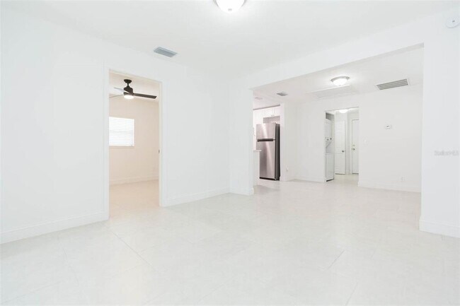 Building Photo - 118 W Sligh Ave