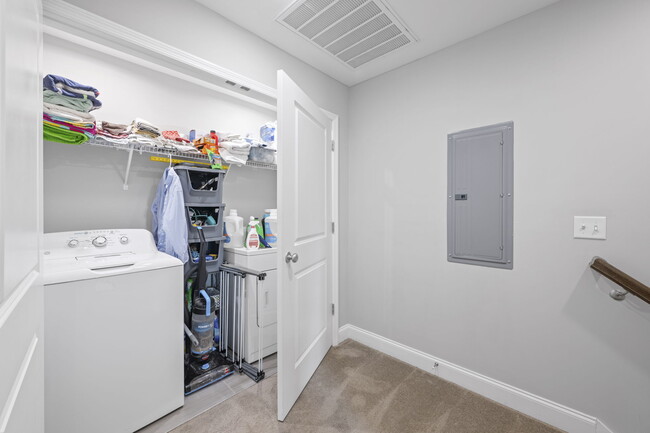 Building Photo - 631 NE Bellingham Dr